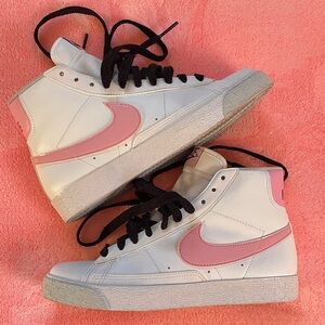 Women's NIKE Pink and White BLAZER MID. High-Top Sneakers.
Brand New condition.